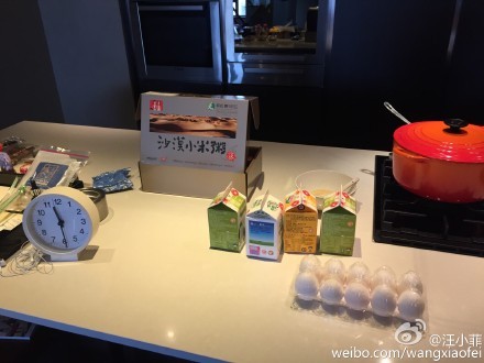 汪小菲做早餐,被網友發現已經11點半了。(取自汪小菲微博) 汪小菲做早餐,被網友發現已經11點半了。(取自汪小菲微博)