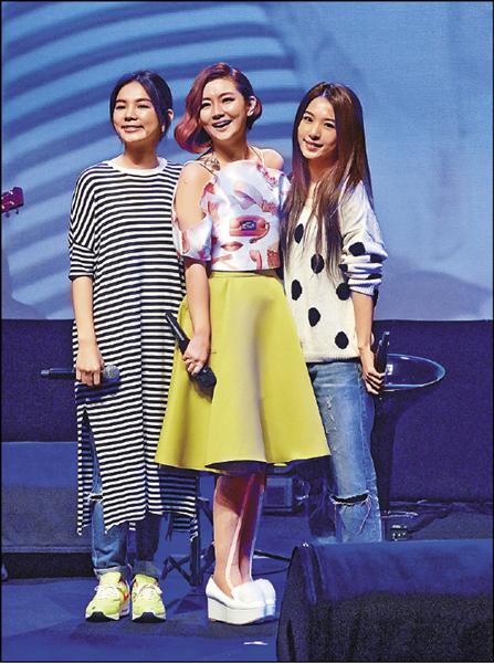 Selina唱談會上,好姊妹Ella、Hebe最後上台與她合唱。(華研提供) Selina唱談會上,好姊妹Ella、Hebe最後上台與她合唱。(華研提供)