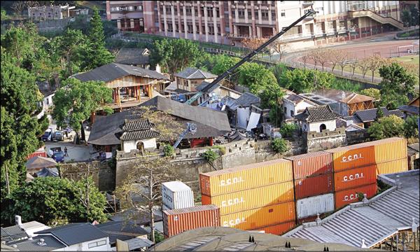 電影《沉默》以中影文化城為主要場景,裝著拍片用道具的貨櫃堆積如山。(專案組攝) 電影《沉默》以中影文化城為主要場景,裝著拍片用道具的貨櫃堆積如山。(專案組攝)