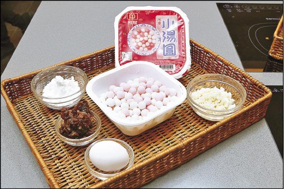 酒釀湯圓材料︰桂圓、湯圓、雞蛋、酒釀 酒釀湯圓材料︰桂圓、湯圓、雞蛋、酒釀