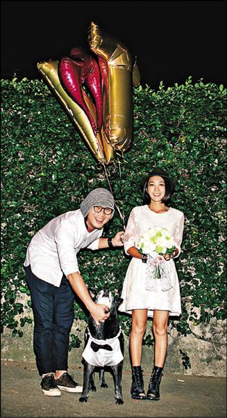 瑪莎(左)與設計師女友謝葦怡(右)去年登記結婚。(相信音樂提供) 瑪莎(左)與設計師女友謝葦怡(右)去年登記結婚。(相信音樂提供)