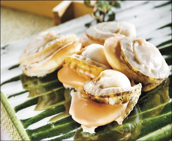 板橋大遠百日本工藝美食展2/28限定商品，喜鉞北海道特大帆立貝，原價1包1,299元、特價買一送一，限量20組。