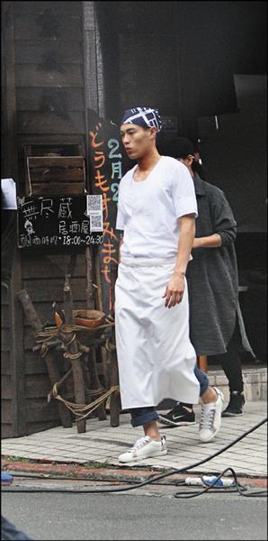 楊祐寧在導演喊卡時,一派輕鬆,吹著口哨走出來。(專案組攝) 楊祐寧在導演喊卡時,一派輕鬆,吹著口哨走出來。(專案組攝)