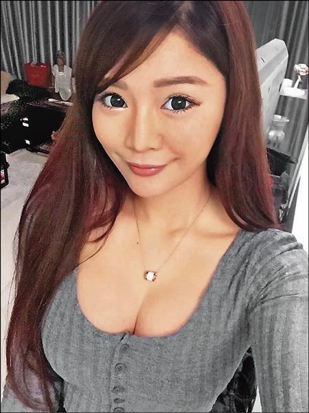蹦乳妹秀E奶乳浪,無法接受另一半偷吃。(取自臉書) 蹦乳妹秀E奶乳浪,無法接受另一半偷吃。(取自臉書)