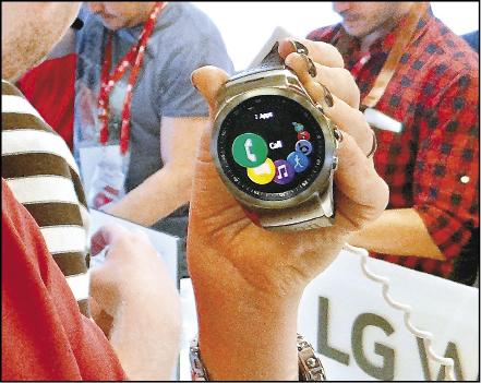 LG推出全球首款4G智慧錶Watch Urbane LTE，具備通話功能。