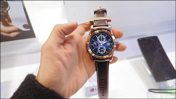 LG智慧手錶Watch Urbane，外型古典優雅，不鏽鋼機身搭配真皮錶帶。