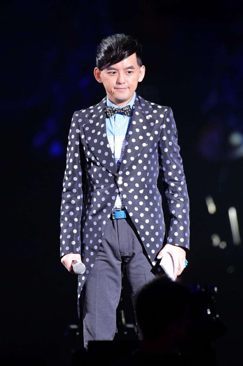 黃子佼看見照片先是微笑並問：是哪天啊？顯然感到欣慰。（記者王文麟攝）