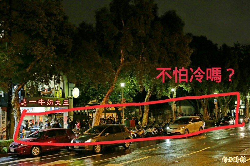 元宵節都快結束了，排隊人龍仍將近50公尺長。  （記者陳逸寬攝）
