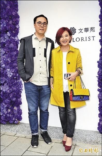 梁靜茹（右）攜老公捧場，從結婚、生子到老公表達愛意，都是買陳妍嵐的花。（記者胡舜翔攝）