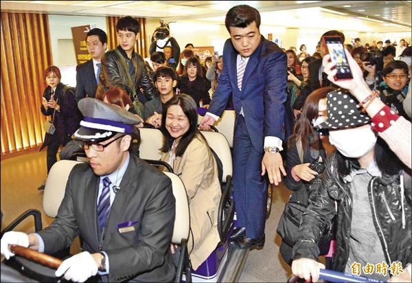 金秀賢在機場享VIP禮遇,搭乘電動專車通關,周圍擠滿熱情粉絲,保全人員在兩側貼身護駕。(記者姚介修攝) 金秀賢在機場享VIP禮遇,搭乘電動專車通關,周圍擠滿熱情粉絲,保全人員在兩側貼身護駕。(記者姚介修攝)