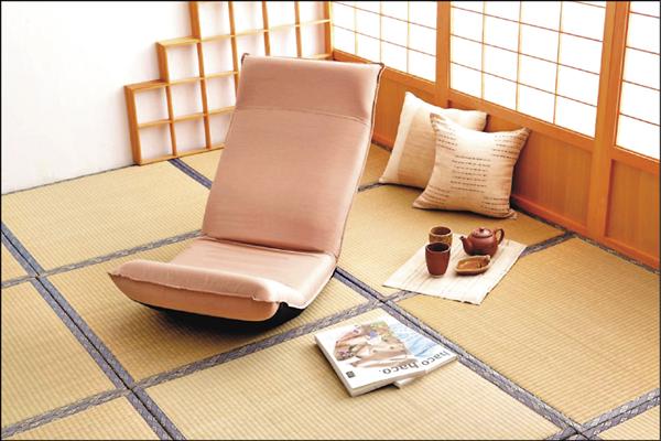 日本百年和風家飾家寢品牌「山甚」進駐SOGO忠孝館，帶來和室椅、和室床墊、織品、寢具等商品。