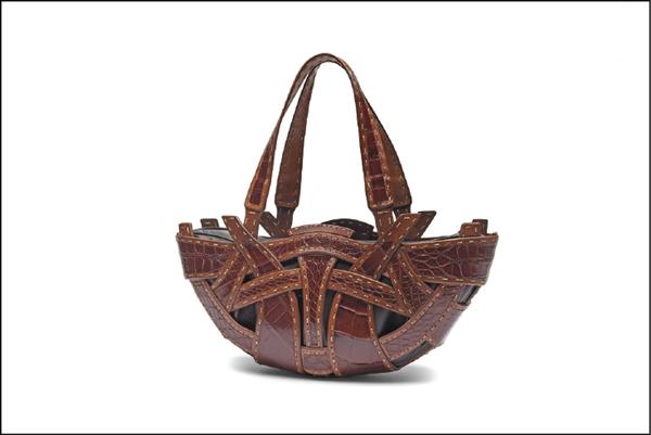 a.testoni台北101店為Turtle Bag經典女包訂製款首站。鱷魚皮款，518,000元。另有牛皮款，125,800元。（a.testoni提供）