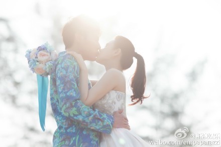 伊能靜和秦昊的婚紗照在結婚前夕曝光。（取自微博）