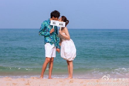 兩人的婚紗照浪漫又俏皮。（取自微博）