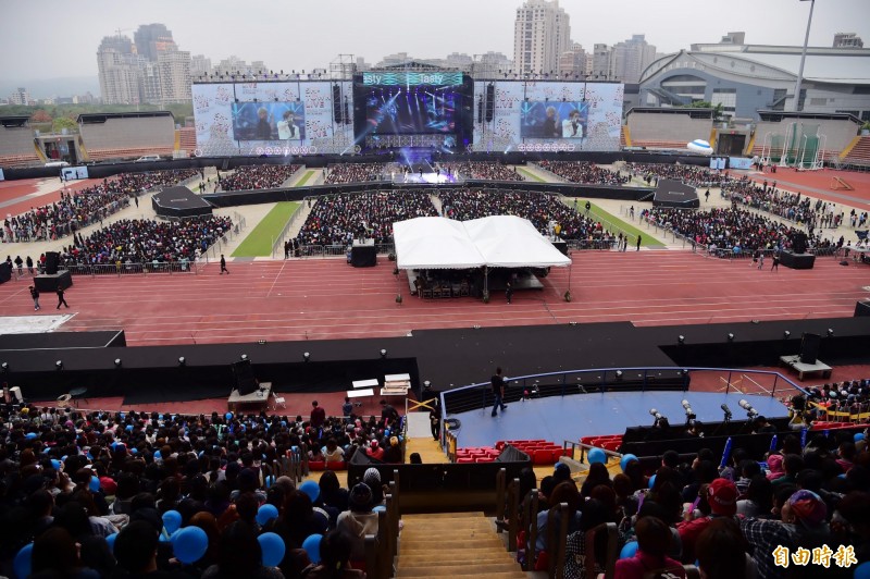 SMTOWN演唱會，吸引超過1.8萬名粉絲朝聖。（記者胡舜翔攝）