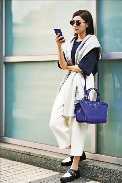 郭雪芙選用Longchamp Le Pliage Héritage MINI最新的電光藍款式，39,600元。（Longchamp提供）