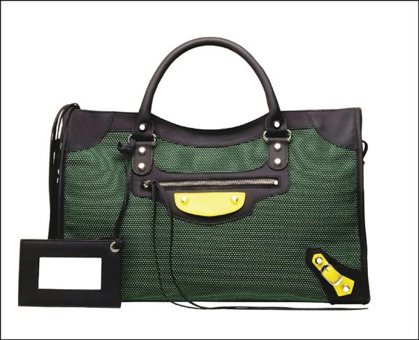 Balenciaga墨綠色Classic City手提包，56,400元。（Balenciaga提供）