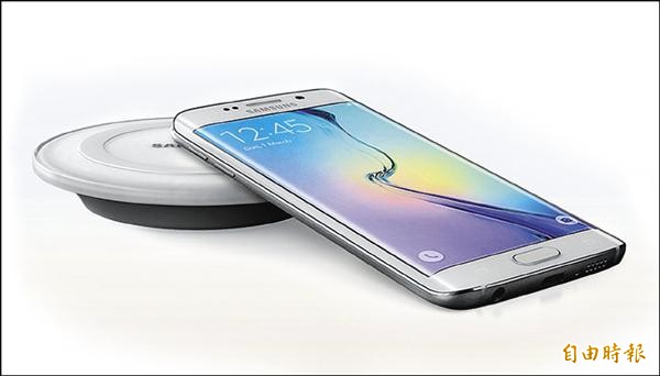 三星S6、S6 edge具備無線充電和快充功能。（記者吳佩樺攝）