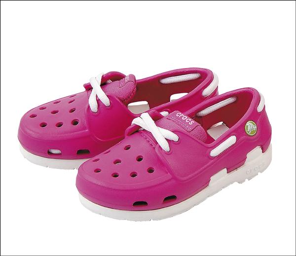 一阪急台北店4/4限定商品，CROCS海灘帆船繫帶童鞋，原價1,980元、特價990元，限量30雙。