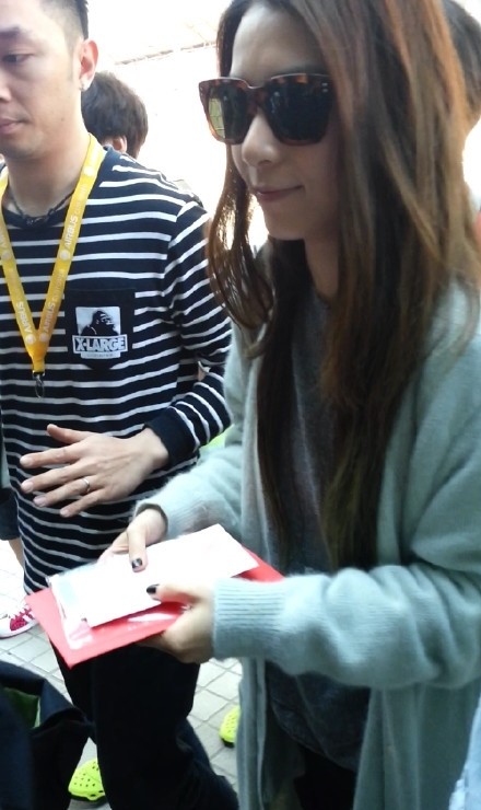 田馥甄在澳門機場收到粉絲送的生日卡片。（取自微博）