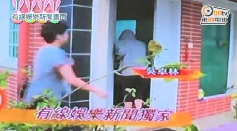 小龍女昨被香港媒體直擊身穿連帽上衣，低調匆匆步入家門。（取自東網）