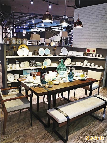 HOLA Petite全新概念店「餐飲生活區」陳列本季餐桌布置提案。（記者鍾佳欣攝）
