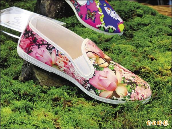 西班牙品牌Flossy進台，為當紅的「Slip-on」不繫鞋帶鞋再添生力軍。圖為粉紅碎花休閒鞋（女款），1,650元。（記者方惠宗攝）