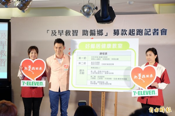 溫昇豪受邀擔任此次活動健康教室值班主任。(記者陳炳宏攝) 溫昇豪受邀擔任此次活動健康教室值班主任。(記者陳炳宏攝)
