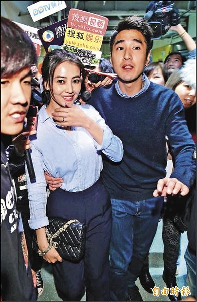 趙又廷現身否認老婆高圓圓有孕,江美琪挺著肚子和老公一起到場。(記者王文麟攝) 趙又廷現身否認老婆高圓圓有孕,江美琪挺著肚子和老公一起到場。(記者王文麟攝)