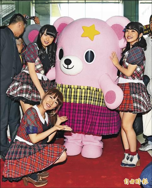 高橋南(前)、川本紗矢及向井地美音(右)見到三立吉祥物「小粉」跟她們一樣穿裙子,開心一同合照。(記者宋志雄攝) 高橋南(前)、川本紗矢及向井地美音(右)見到三立吉祥物「小粉」跟她們一樣穿裙子,開心一同合照。(記者宋志雄攝)