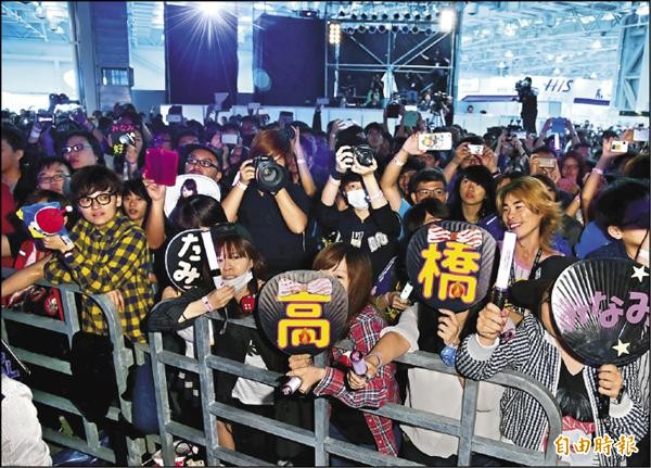 「AKB48」向井地美音、高橋南、川本紗矢昨為日本觀光文化展助陣開唱,吸引500名粉絲力挺。(記者胡舜翔攝) 「AKB48」向井地美音、高橋南、川本紗矢昨為日本觀光文化展助陣開唱,吸引500名粉絲力挺。(記者胡舜翔攝)