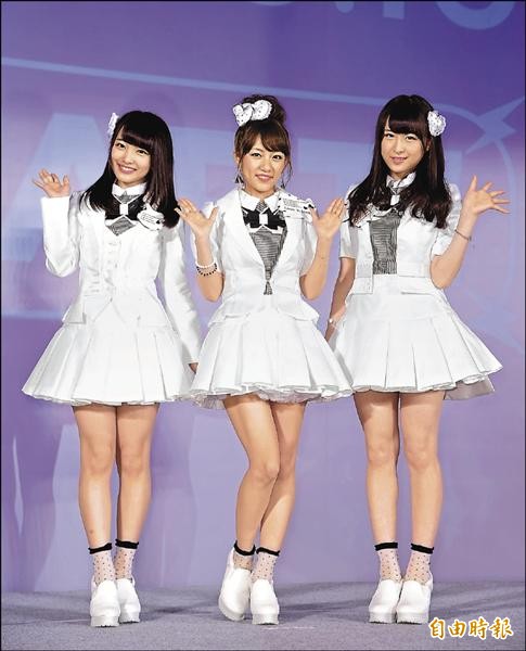 「AKB48」向井地美音(左起)、高橋南、川本紗矢昨為日本觀光文化展助陣開唱,吸引500名粉絲力挺。(記者胡舜翔攝) 「AKB48」向井地美音(左起)、高橋南、川本紗矢昨為日本觀光文化展助陣開唱,吸引500名粉絲力挺。(記者胡舜翔攝)