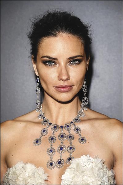 一年兩度的蕭邦頂級珠寶暨腕錶展今日在台北揭開序幕。圖為巴西超模阿德瑞娜．利瑪佩戴紅地毯系列項鍊與耳環，包含戒指，整套價值70,241,000元。