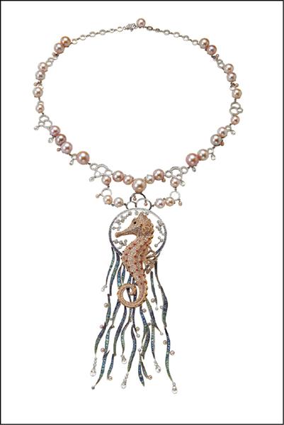 蕭邦動物世界系列海馬項鍊。18K白金與玫瑰金項鍊，鑲嵌粉紅色彩鑽、藍紫色彩寶與紫粉色真珠。20,416,000元。