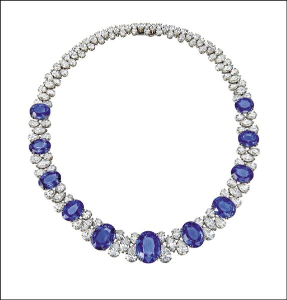 蕭邦這款紅毯系列頂級訂製鉑金項鍊，鑲嵌11顆斯里蘭卡與馬達加斯加頂級無優化天然藍寶石，以及總重89.29克拉的鑽石，要價台幣逾2億元。