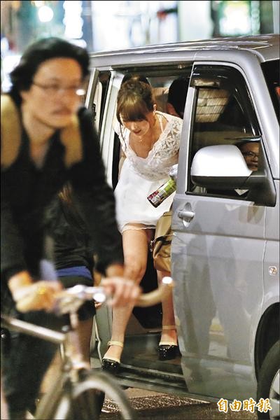 波多野結衣結束一整天的工作行程後返回飯店,下車時險走光。(專案組攝) 波多野結衣結束一整天的工作行程後返回飯店,下車時險走光。(專案組攝)