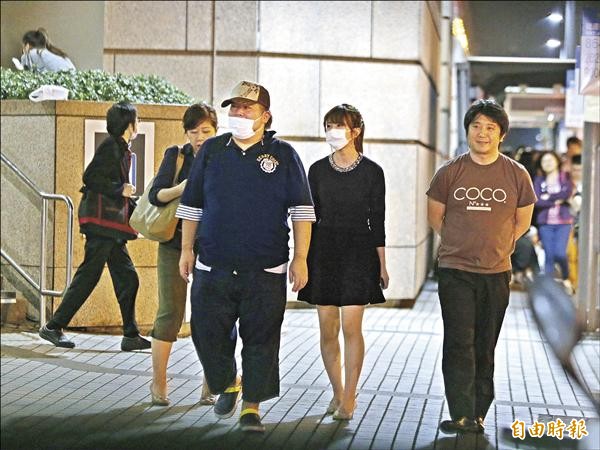 拓也哥(左二)與波多野結衣收工後,喬裝打扮溜出飯店夜遊士林夜市,一行人吃喝玩樂逛到凌晨才返回飯店。(專案組攝) 拓也哥(左二)與波多野結衣收工後,喬裝打扮溜出飯店夜遊士林夜市,一行人吃喝玩樂逛到凌晨才返回飯店。(專案組攝)