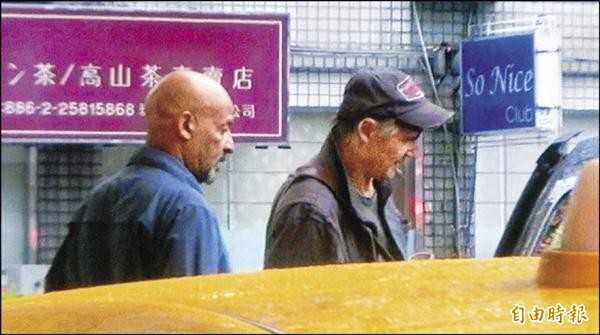 連恩尼遜(右)1日下午與光頭保鑣一同走出晶華酒店,保鑣一路擋,不讓任何人靠近。(專案組攝) 連恩尼遜(右)1日下午與光頭保鑣一同走出晶華酒店,保鑣一路擋,不讓任何人靠近。(專案組攝)