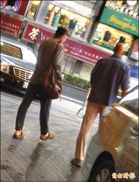2015 5/1 16:50連恩尼遜(左)1日下午與光頭保鑣一同走出晶華酒店,保鑣一路擋,不讓任何人靠近。(專案組攝) 2015 5/1 16:50連恩尼遜(左)1日下午與光頭保鑣一同走出晶華酒店,保鑣一路擋,不讓任何人靠近。(專案組攝)