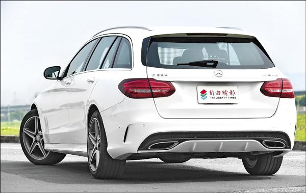 〈Audi〉Audi A4 35 TFSI S line限量特仕車水箱護罩換成Chrome grill鍍鉻式樣，足下配備4只Audi Sport的18吋10輻造型鋁圈，視覺上更顯精悍動感。