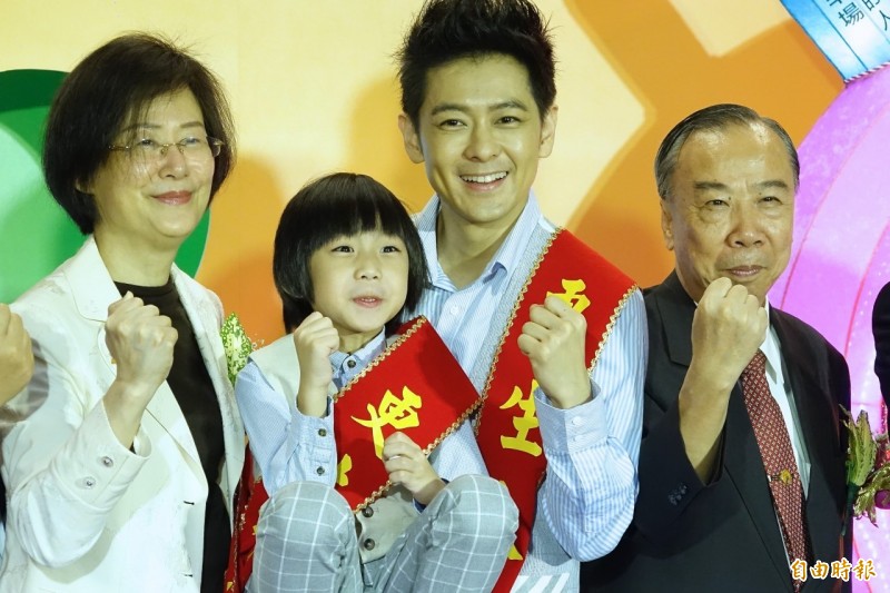 林志穎今帶著兒子Kimi出席台灣更生保護會。（記者邵浩瑋攝）