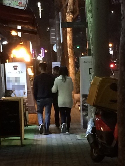 雪莉與男友因被偷拍而曝光戀情。（取自韓網）