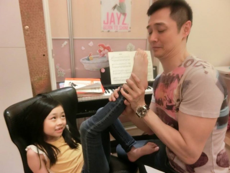 宋達民還真的拿女兒腳往臉上磨，洪百榕都看傻了眼。（取自洪百榕的粉園）