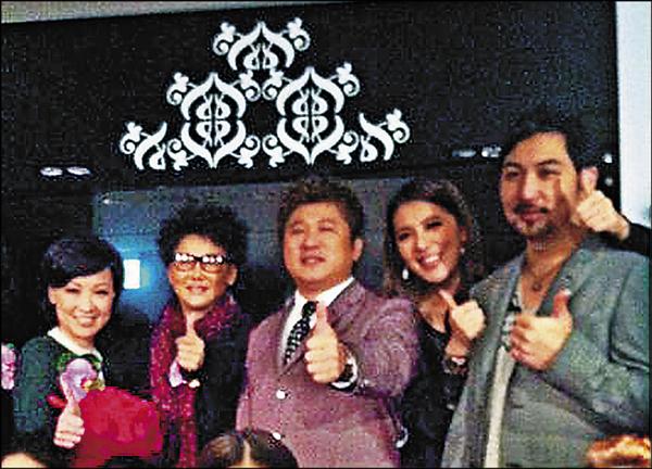 2011年胡瓜(中)不畏女婿李進良(右)診所發生醫療糾紛,再砸錢投資在台中再開一家,右二為小禎。(嘉士美提供) 2011年胡瓜(中)不畏女婿李進良(右)診所發生醫療糾紛,再砸錢投資在台中再開一家,右二為小禎。(嘉士美提供)