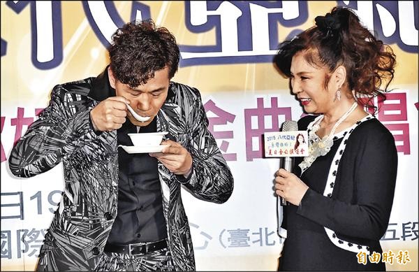 羅時豐(左)以八代用過的湯匙喝燕窩湯,笑說吃了她的口水也能當歌壇長青樹。(記者陳奕全攝) 羅時豐(左)以八代用過的湯匙喝燕窩湯,笑說吃了她的口水也能當歌壇長青樹。(記者陳奕全攝)