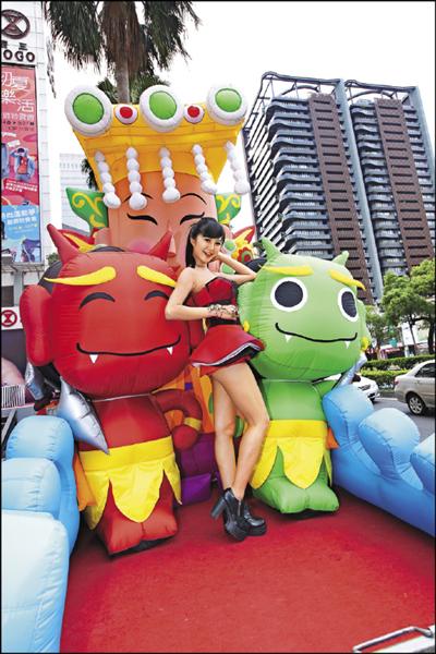 曾甜辦簽唱會,歌迷砸錢打造媽祖巨型氣球。(三川提供) 曾甜辦簽唱會,歌迷砸錢打造媽祖巨型氣球。(三川提供)