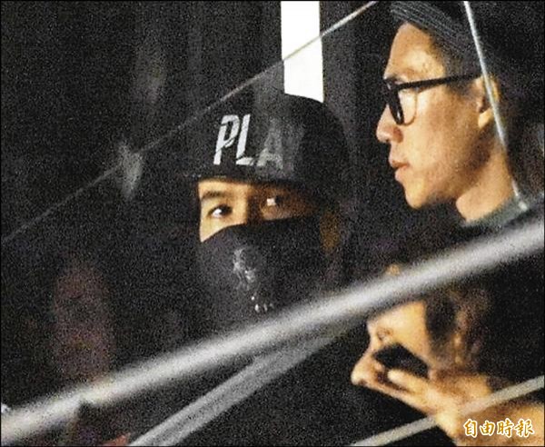 錦榮戴著帽子與口罩,在包廂看蔡依林演唱會。(記者趙世勳攝) 錦榮戴著帽子與口罩,在包廂看蔡依林演唱會。(記者趙世勳攝)