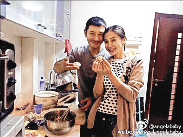 Angelababy(右)與黃曉明不吝於公開放閃,早就有如一對小夫妻。(取自微博) Angelababy(右)與黃曉明不吝於公開放閃,早就有如一對小夫妻。(取自微博)