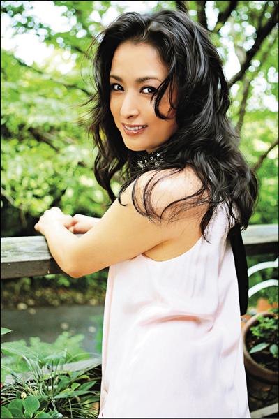 國生小百合(上圖)和黑田有交往中,似乎有意論及婚嫁。 國生小百合(上圖)和黑田有交往中,似乎有意論及婚嫁。
