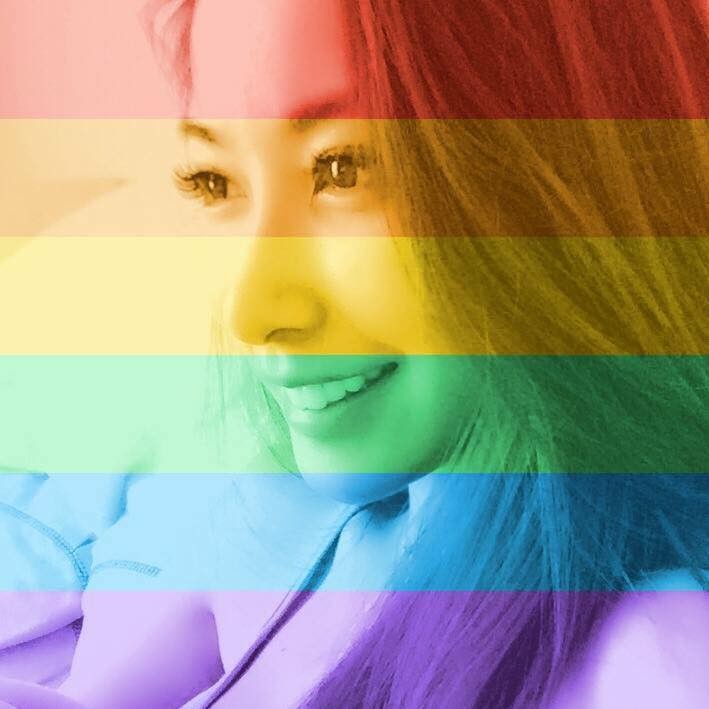 美女許維恩的彩虹大頭照看起來更有意境。（取自臉書）